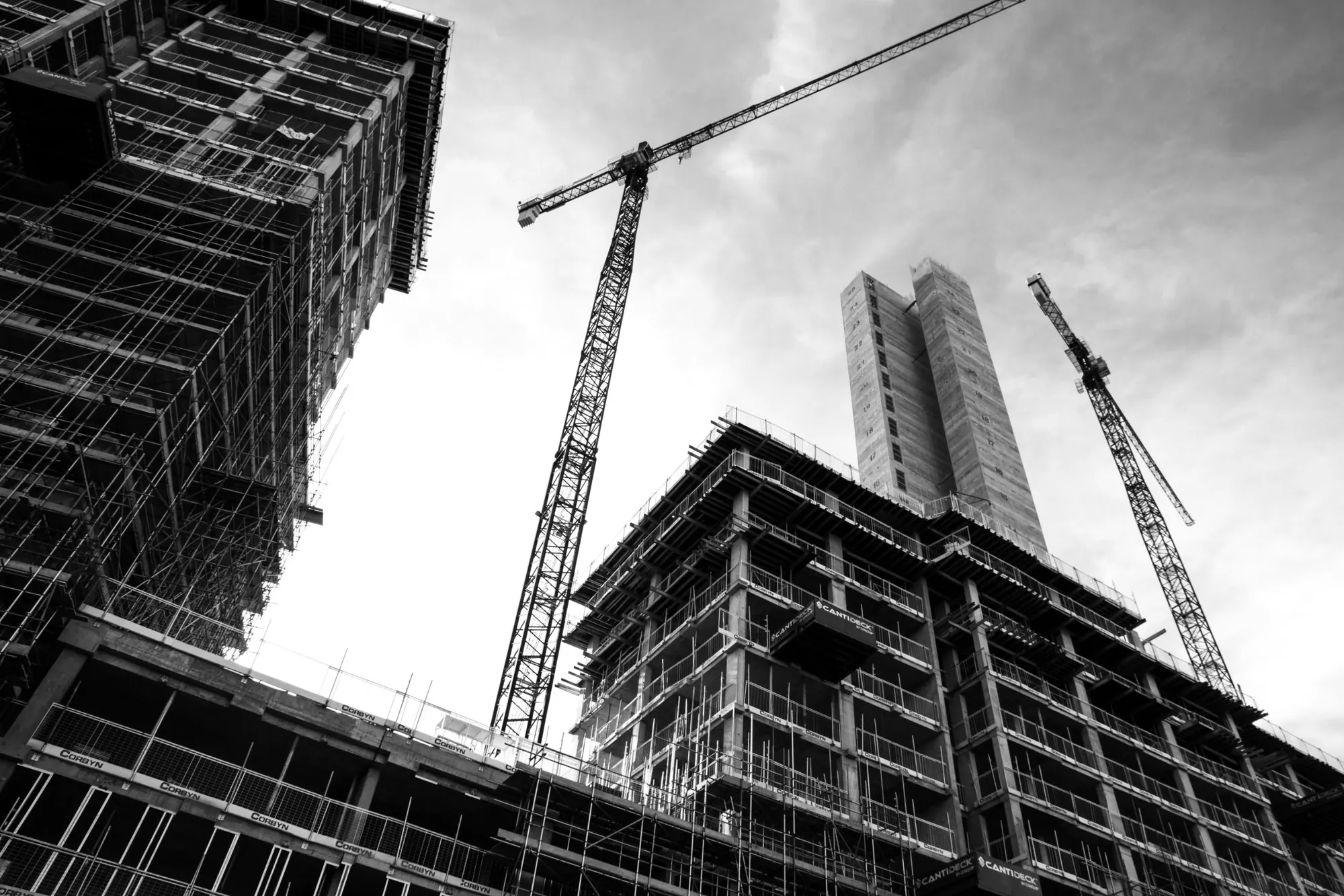 Κτίρια υπό κατασκευή με γερανούς, ασπρόμαυρη φωτογραφία